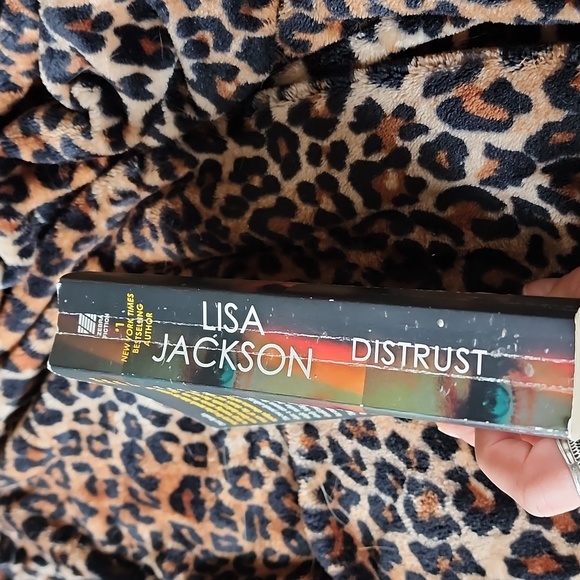 DISTRUST by Lisa Jackson - Picture 5 of 7